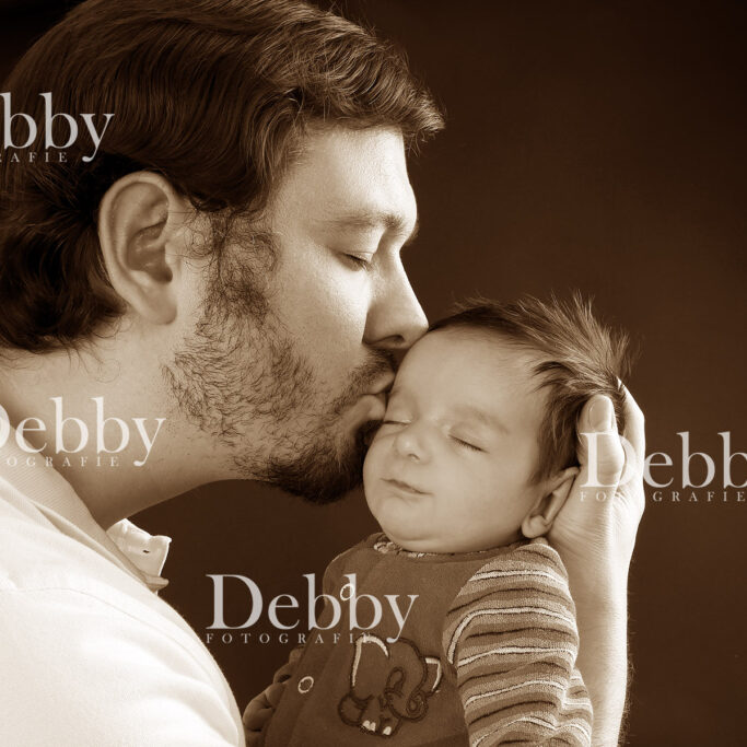 Newbornshooting Babyshooting. Vater mit Newborn